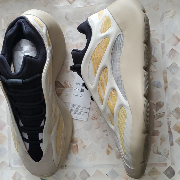 Yeezy 700 V3 Safflower US 10 - Picture 2 of 7